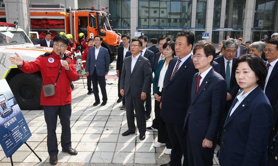 [국감]산불진화 장비 살피는 농해수위 의원