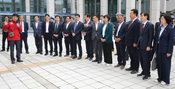 [국감]산불진화 장비 설명듣는 농해수위 의원들