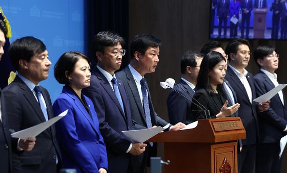 김건희 수사 검찰 규탄하기 위해 기자회견하는 민주당 의원들