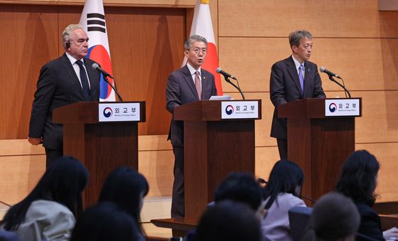 회의 마치고 기자회견 갖는 한미일 외교 차관