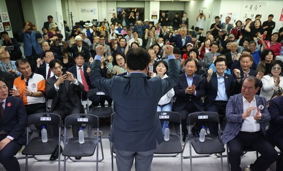 지지자들 성원에 답하는 조전혁 후보