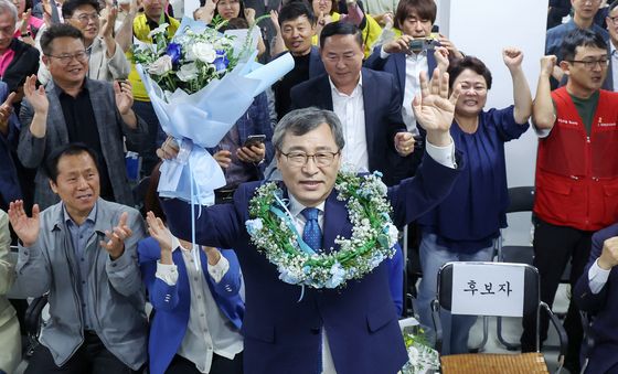 '두 손 번쩍' 정근식 후보