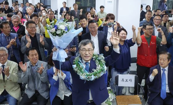 '두 손 번쩍' 정근식 후보