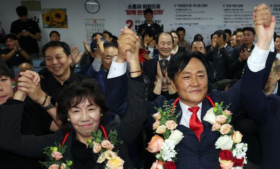 아내와 함께 당선 기쁨 누리는 박용철 후보