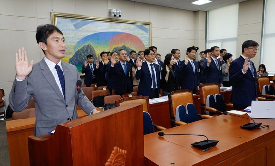 [국감]선서하는 이복현 금감원장