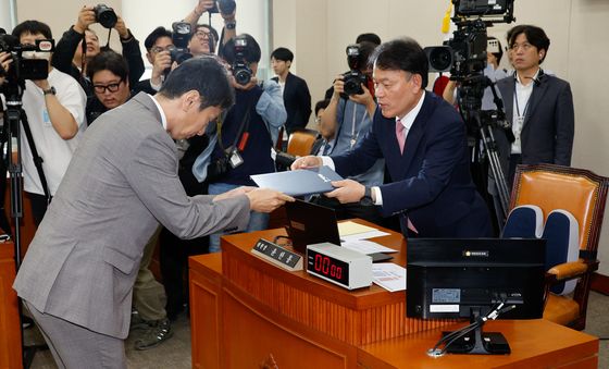 [국감]선서문 제출하는 이복현 금감원장