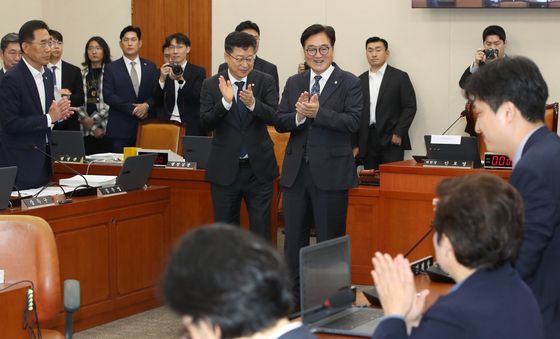 [국감]여야 의원들 격려하는 우원식 의장