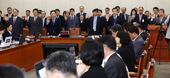 [국감]증인 선서하는 피감 기관장들