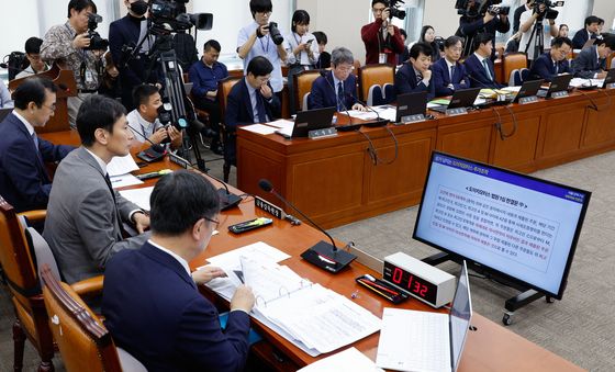 [국감]도이치모터스 법원 1심 판결문 보는 이복현 원장