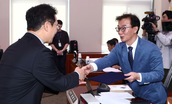 [국감]선서문 제출하는 유현석 콘진원 직무대리