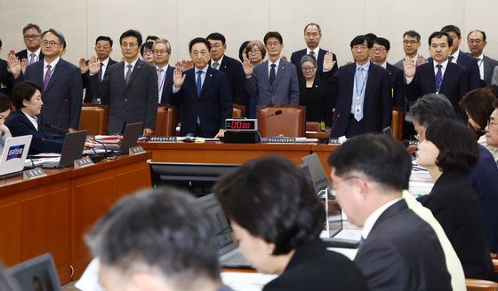 [국감]증인 선서하는 피감 기관장들