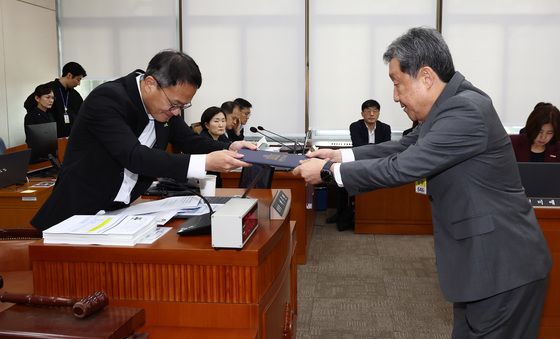 [국감]선서문 제출하는 차순도 한국보건산업진흥원장