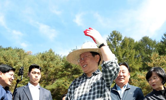 배추 농가 주민들과 만난 이재명 대표