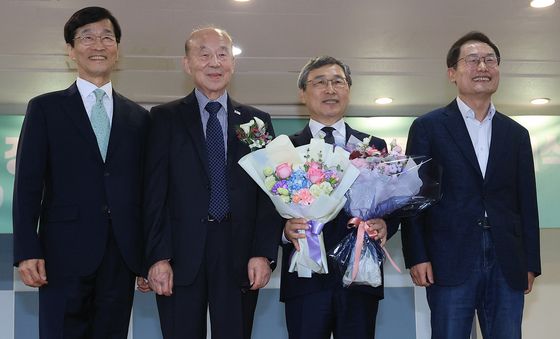 취임 기념 촬영하는 정근식 교육감