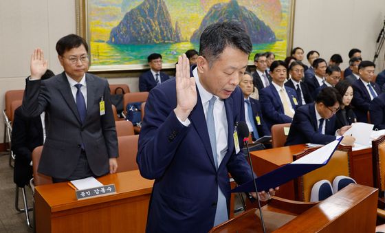 [국감]증인 선서하는 김광일 MBK파트너스 부회장