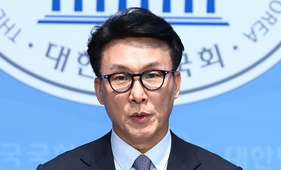 기자회견 하는 김민석 민주당 수석 최고위원