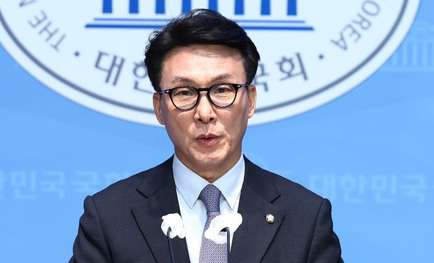 기자회견 하는 김민석 민주당 수석 최고위원