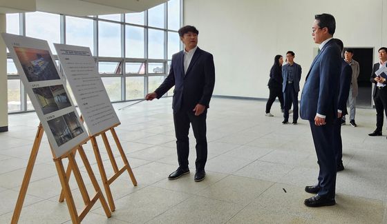 포항국제여객선터미널 현안 보고 받는 강도형 장관