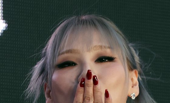 손 키스 날리는 CL