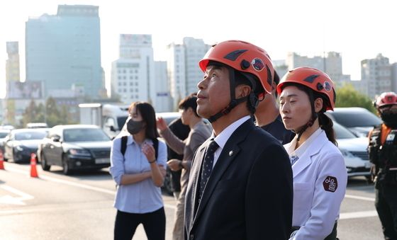 건설노조 고공농성장 찾은 윤종오 원내대표