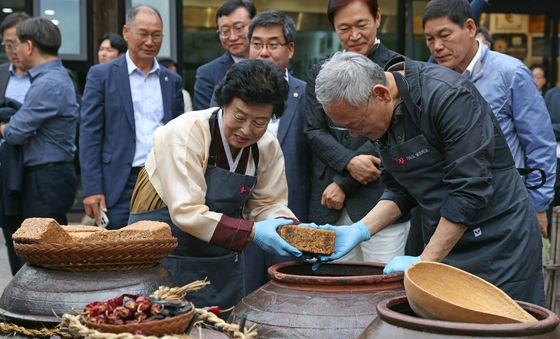 전통장담그기하는 유인촌 장관