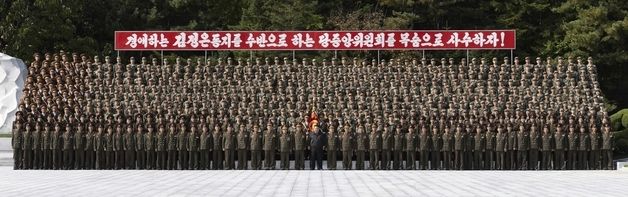 김정은, 인민군 제2군단 지휘장병들과 기념사진 촬영