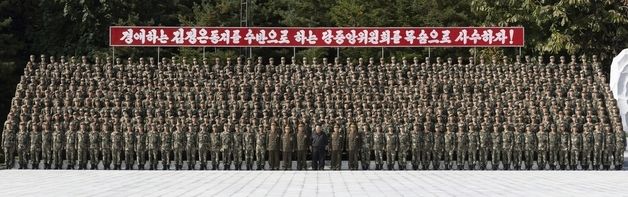 김정은 인민군 제2군단 대연합부대 방문 기념 촬영