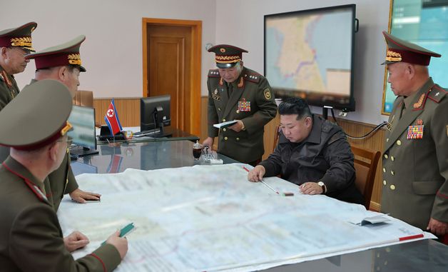 "한국은 적국" 北 김정은, 인민군 제2군단 현지지도