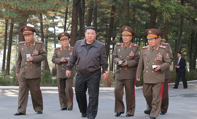 北 김정은 "대한민국은 적국"…인민군 제2군단 지휘부 방문