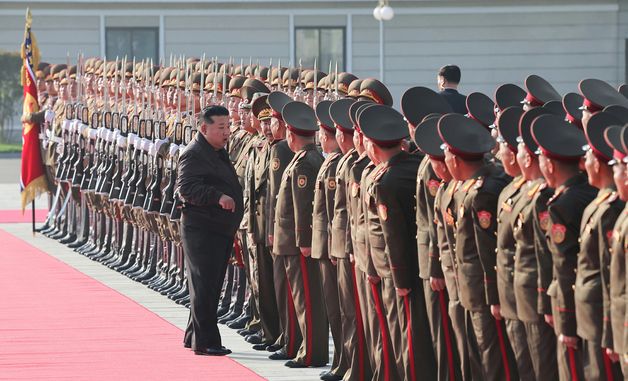 北 김정은 "대한민국은 적국"…인민군 제2군단 지휘부 방문