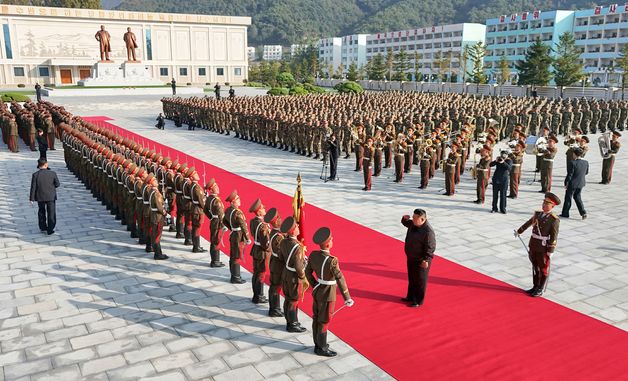 北 김정은 "대한민국은 적국"…인민군 제2군단 지휘부 방문