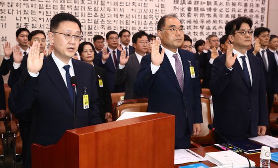 [국감]선서하는 박세현 서울고검장