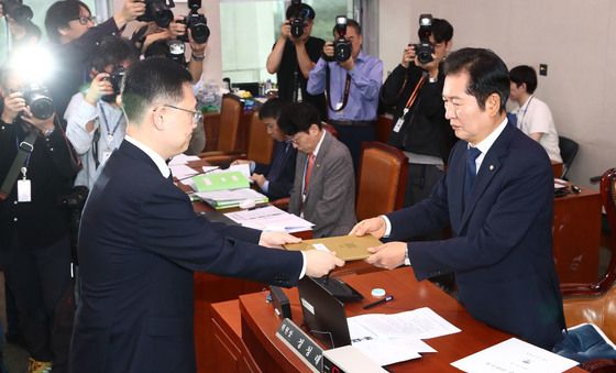 [국감]선서문 제출하는 박세현 서울고검장