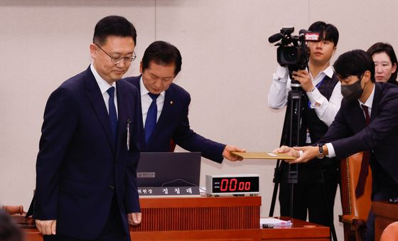 [국감]선서문 전달한 박세현 고검장