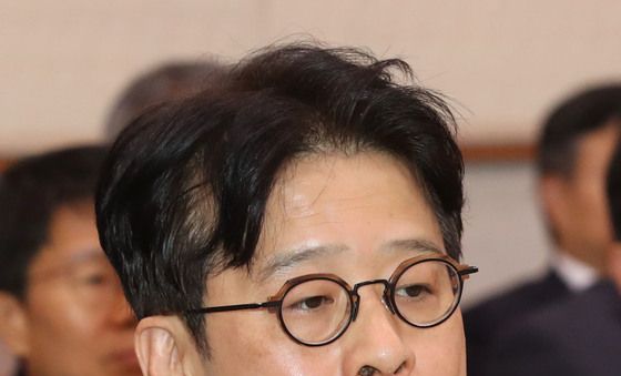 [국감]자료 제출 관련 질의 듣는 이창수 중앙지검장