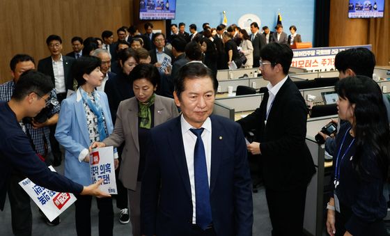 국감 중 긴급 기자회견 연 민주 "검찰총장 탄핵"