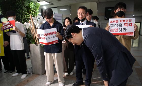 허리숙여 인사하는 조정훈 국회 교욱위 감사반장