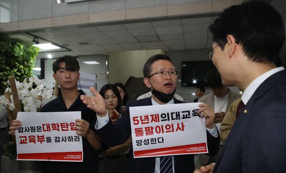 부산대 의대 비상시국 정책대응위와 대화하는 조정훈 감사반장