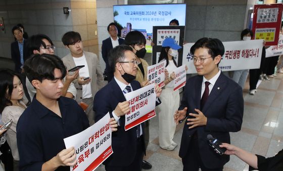 부산대 의대 비상시국 정책대응위와 대화하는 조정훈 감사반장