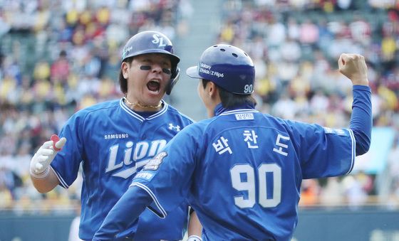 포효하는 강민호 '홈런이야'