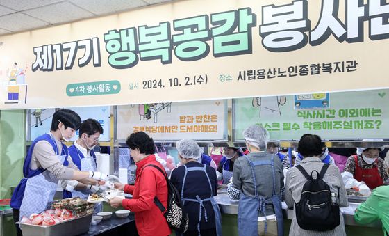 노인의 날 배식 봉사 나선 배우 정해인과 김윤상 2차관