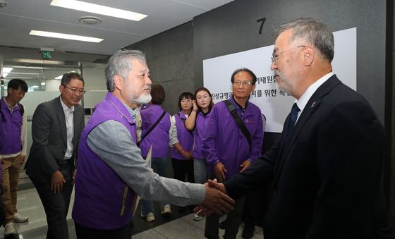 송기춘 위원장과 악수하는 이정민 이태원 참사 유가족협의회 위원장