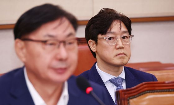 이화영 전 부지사 발언 듣는 엄용수 쌍방울 전 비서실장