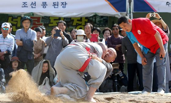 '승시 축제' 천하장사 스님을 찾아라!