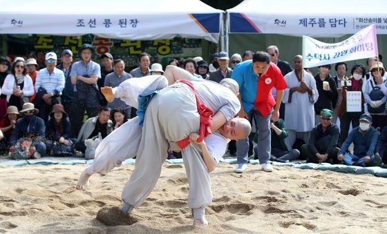 으라차차! 스님, 넘어갑니다!