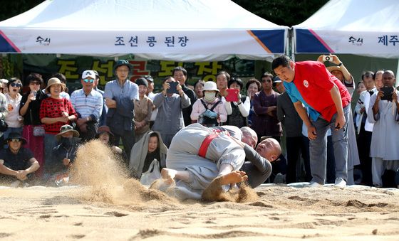 '승시 축제' 스님들의 모래판 승부