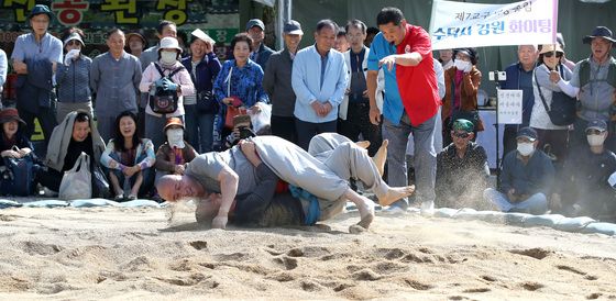 '승시 축제' 천하장사 스님을 찾아라!