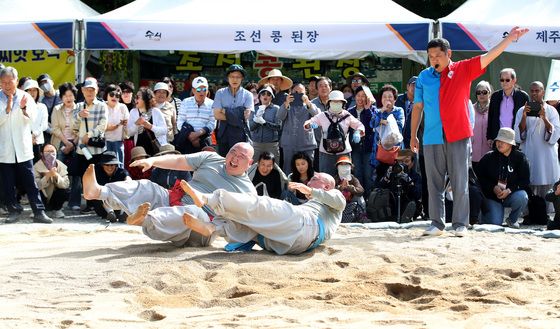 '승시 축제' 천하장사 스님을 찾아라!