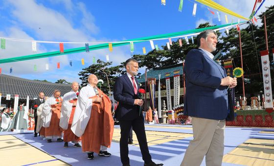 주한외국대사들의 헌화 행렬