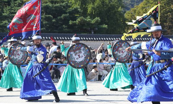 경복궁서 재현되는 조선시대 왕의 호위군 사열식 '첩종'